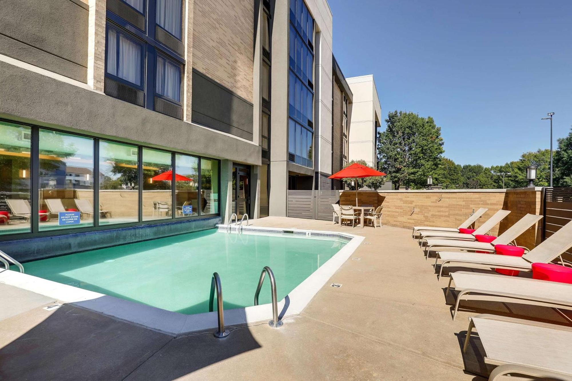 Drury Inn & Suites Charlotte University Place Exterior photo