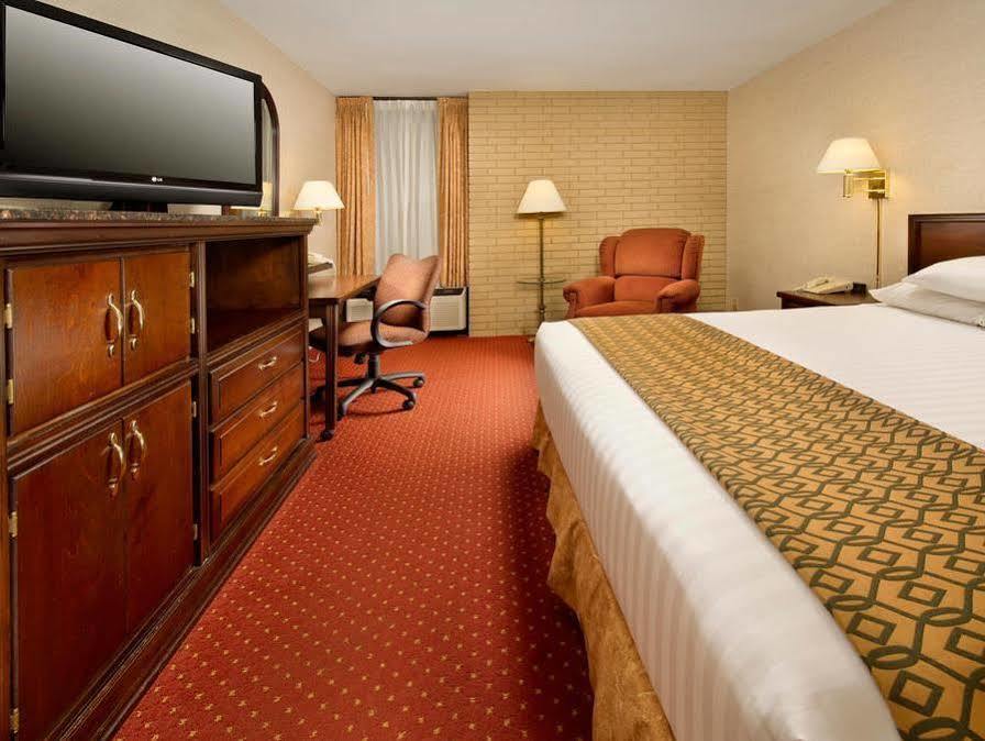 Drury Inn & Suites Charlotte University Place Exterior photo